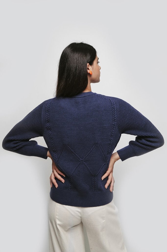 pull pour femme en laine bleu marine côté dos