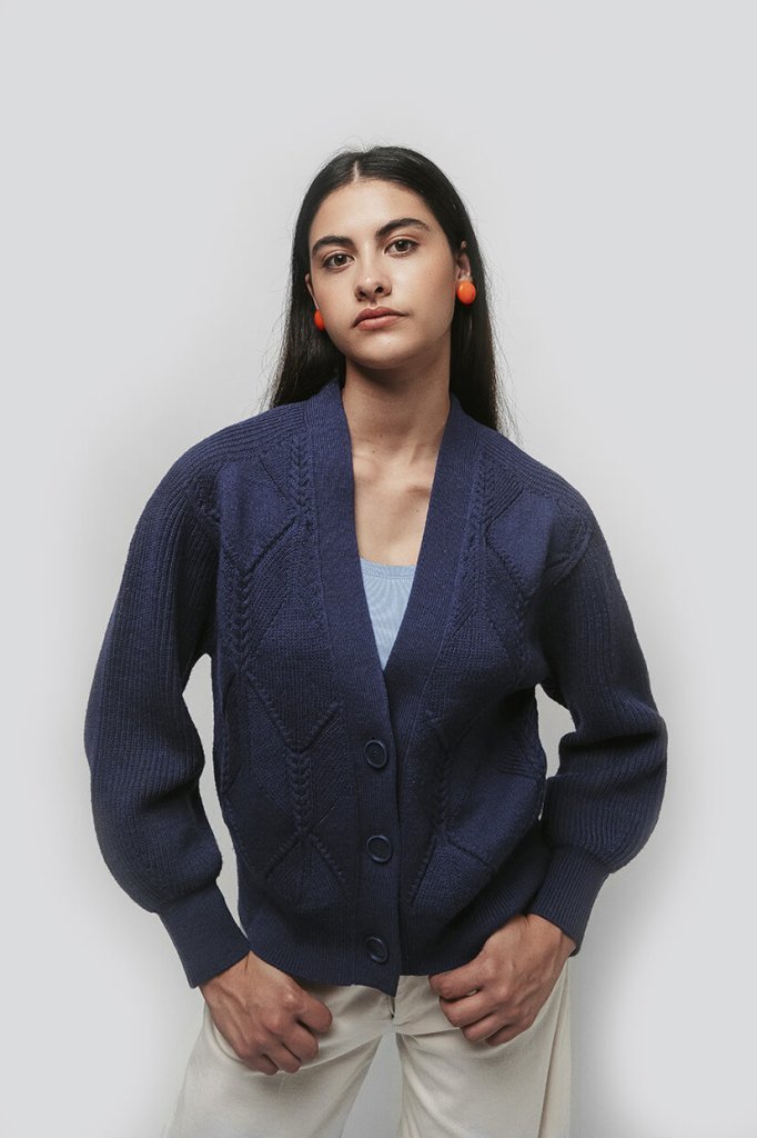 Veste femme laine bleu marine 100% mérinos 3 boutons jeu de points à losanges et côtes perlées avec torsades
