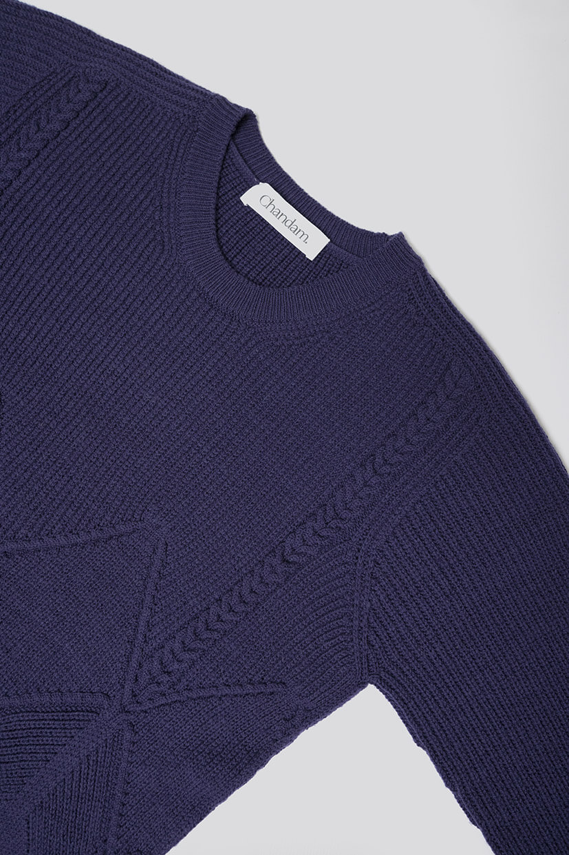 gros plan sur un pull en laine bleu marine