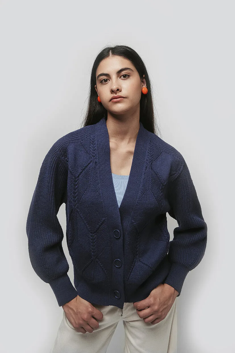 Veste femme laine bleu marine 100% mérinos 3 boutons jeu de points à losanges et côtes perlées avec torsades