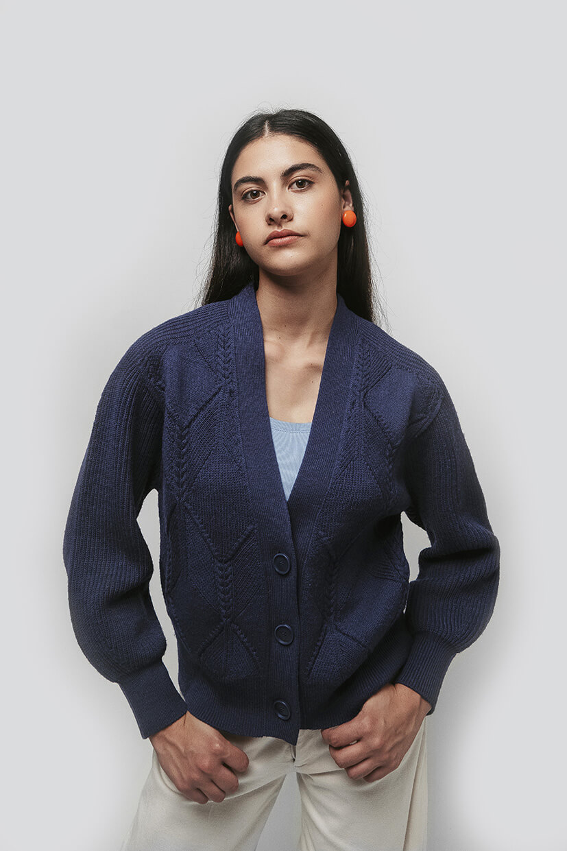Veste femme laine bleu marine 100% mérinos 3 boutons jeu de points à losanges et côtes perlées avec torsades