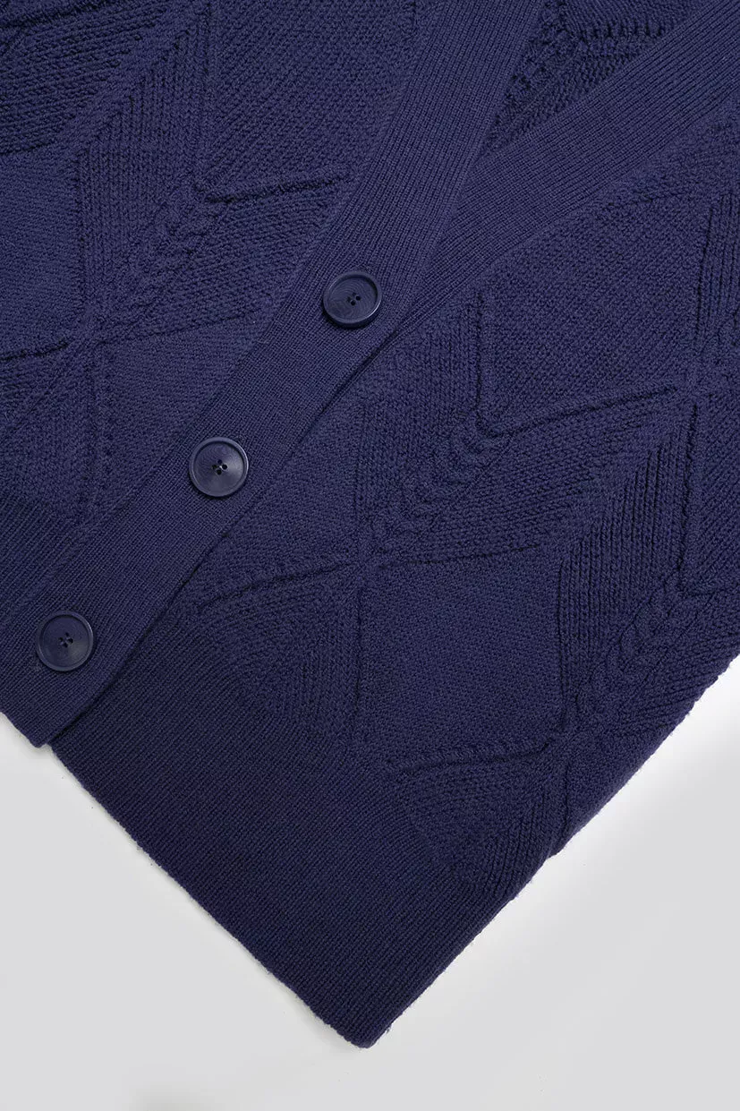 gros plan sur une veste en laine tricotée couleur bleu marine à gros boutons