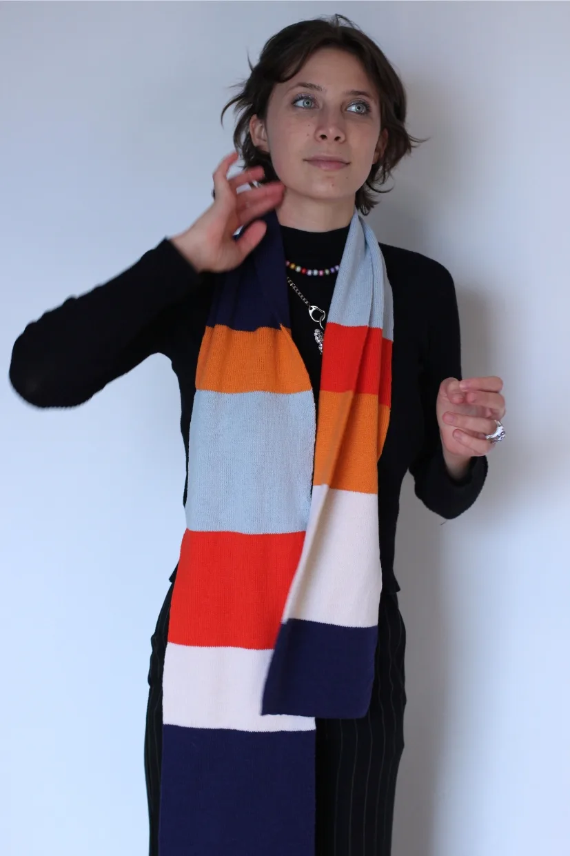 écharpe made in France tricotée à Nice à la demande en jersey double 100% laine mérinos d'Arles coloris rouge orange bleu ecru