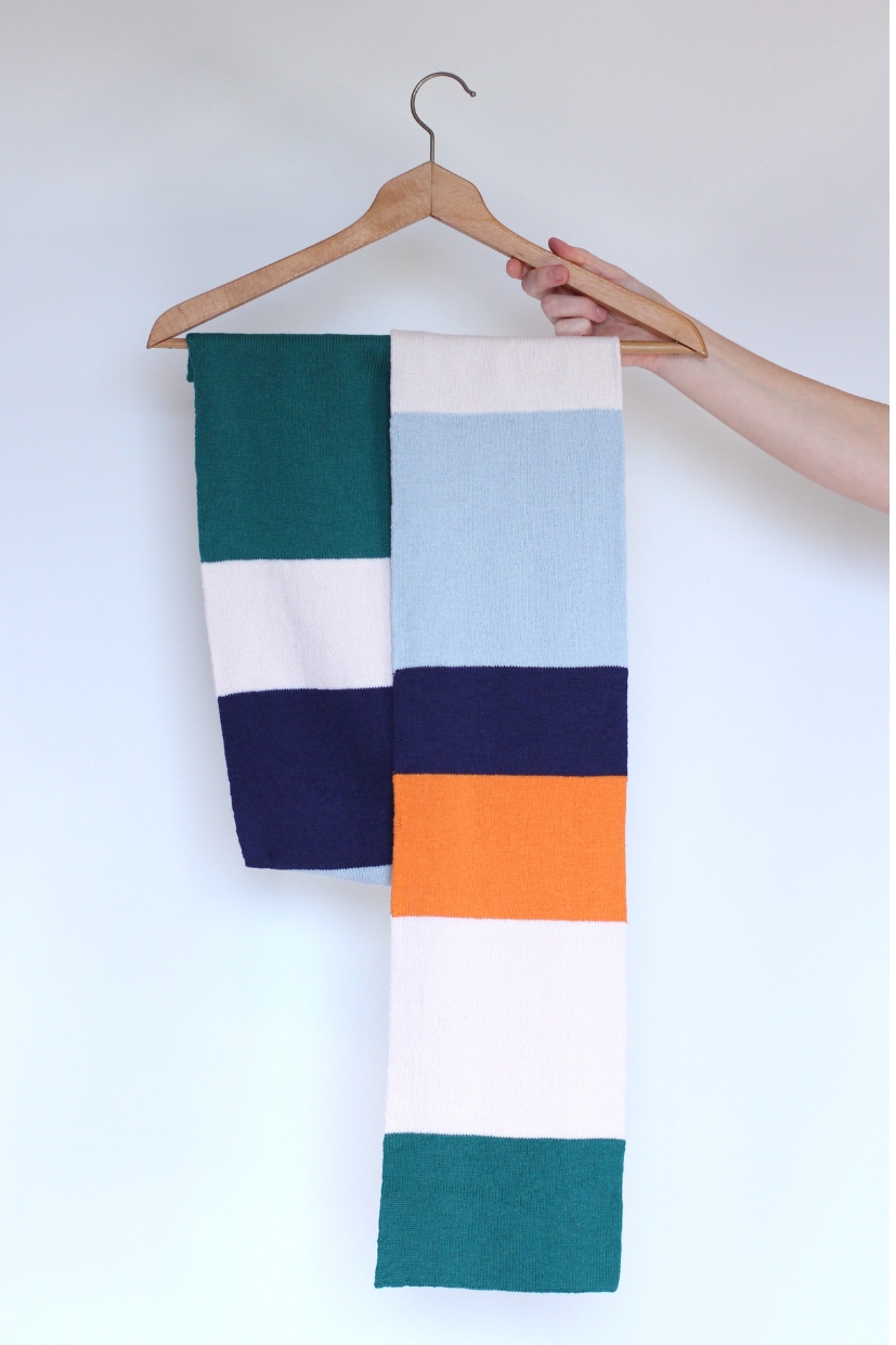 écharpe multicolore vert ecru bleu orange tricotée à Nice à la demande en jersey double 100% laine mérinos d'Arles