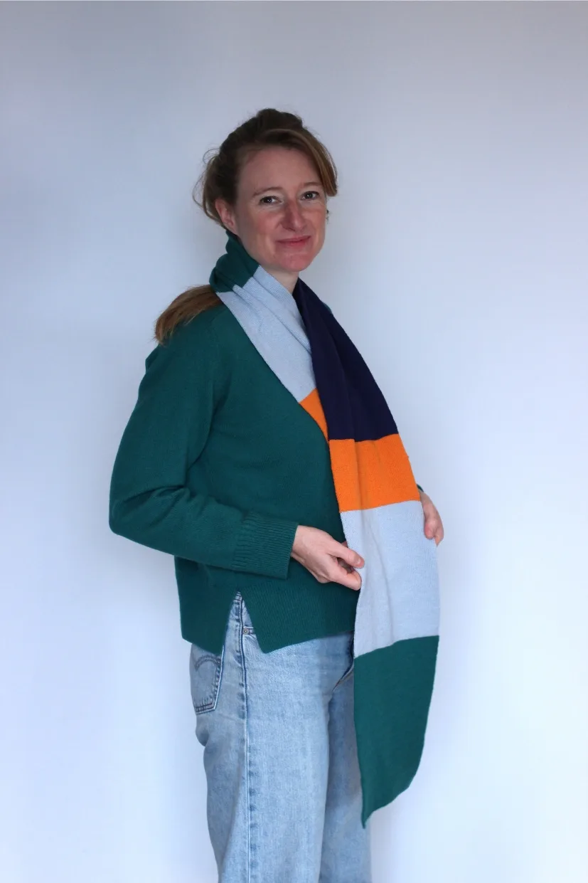 écharpe rayée 100% mérinos d'Arles tricotée à Nice à la demande en jersey double coloris bleu orange vert
