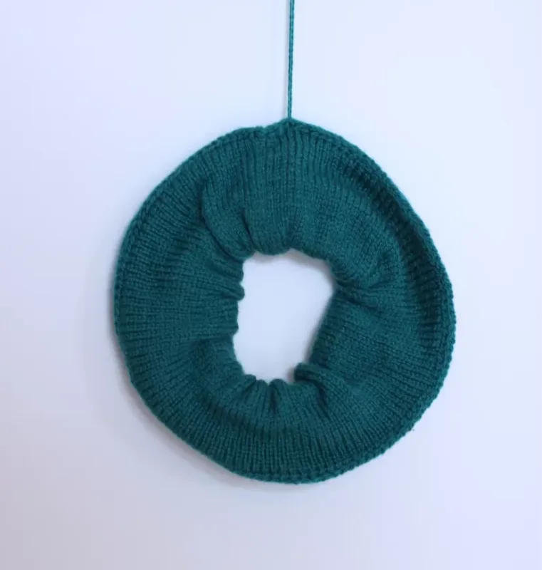 chouchou vert émeraude 100% laine mérinos d'Arles tricotée en jersey en France à Nice à la demande