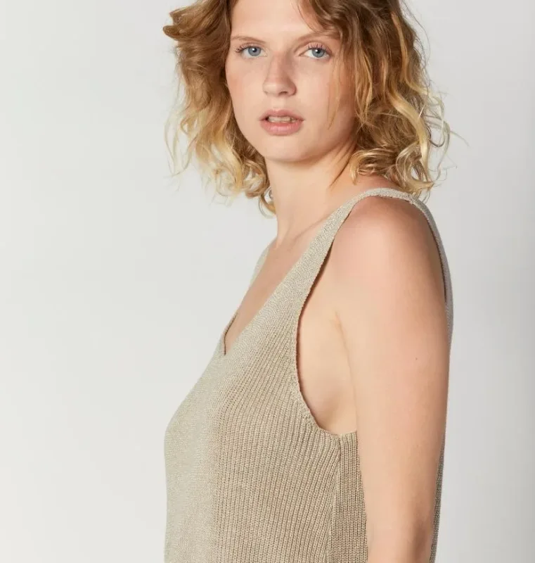 debardeur-en-lin-naturel-ecru-femme-made-in-France-Master-of-Linen-col-V-cotes-perlees