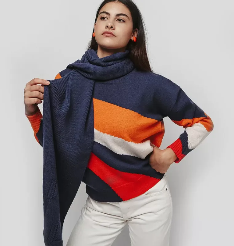 Femme portant une écharpe en laine bleu marine 100% mérinos et un pull multicolore