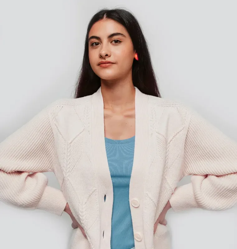 Veste femme laine écrue 100% mérinos française à 3 boutons portée ouverte