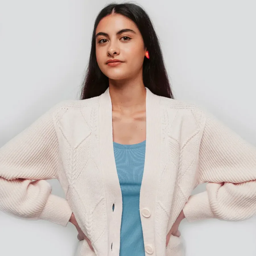 Veste femme laine écrue 100% mérinos française à 3 boutons portée ouverte
